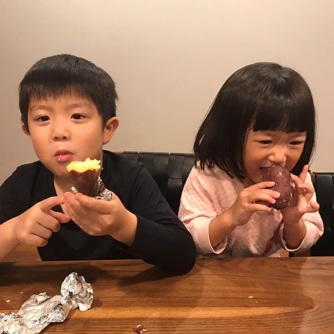 潮田玲子さんのインスタグラム写真 - (潮田玲子Instagram)「幼稚園の芋掘りでチビ達が大量に持ち帰ったサツマイモ達。 とりあえずまずは焼き芋で頂きました🍠🥰オーブンでじっくり１時間焼いたらホックホクで甘くて美味しかったです！ 食後にもかかわらずチビ達もたくさん食べてた笑😂やはり自分で獲ってきたものは美味しいんだね😁👏 楽しかったーってほんとありがたい体験です🙏 週末農業とかチビ達とやってみたいなー🙄🤔  #芋掘り #焼き芋 #美味しくいただきました #今日はサツマイモご飯かな #スイーツにもしたい」10月15日 9時12分 - reikoshiota_official