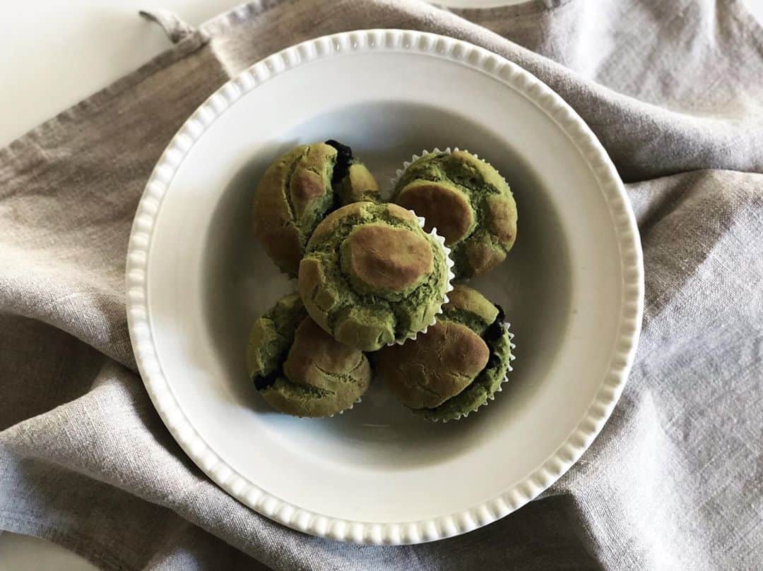 kuuのインスタグラム：「ケールのマフィン。  玄米粉の風味とよく合いました。 クセのない小麦粉でももちろん美味しそう。  自家製ブルーベリージャムを欲ばってたっぷり入れたら、鍋の蓋みたいにぱっかんしてしまったマフィンも。  キューサイの「ザ・ケール　マイルド風味」パウダータイプは、 そのままでも飲みやすいけどお菓子にも使える優れもの。 無農薬、化学肥料不使用、無添加の国産ケール。 簡単におやつで栄養補給は嬉しいな。  美味しいって幸せ💕 食べること以外にも幸せを感じられることが私には他にもあるけれど、美味しいって食べてもらえることも嬉しくて幸せ。  @kyusai_kale_official  @veggy_jp   #house #homestyle #home #マイホーム #おうちカフェ #room #instagood #instafood #instalike #vsco #暮らし #シンプルライフ #日々 #おやつ #sweet #vegan #veganfood #plantbased #ヴィーガン #ヴィーガンスイーツ #veggy #キューサイ #ケールワーク #ケール #提供」