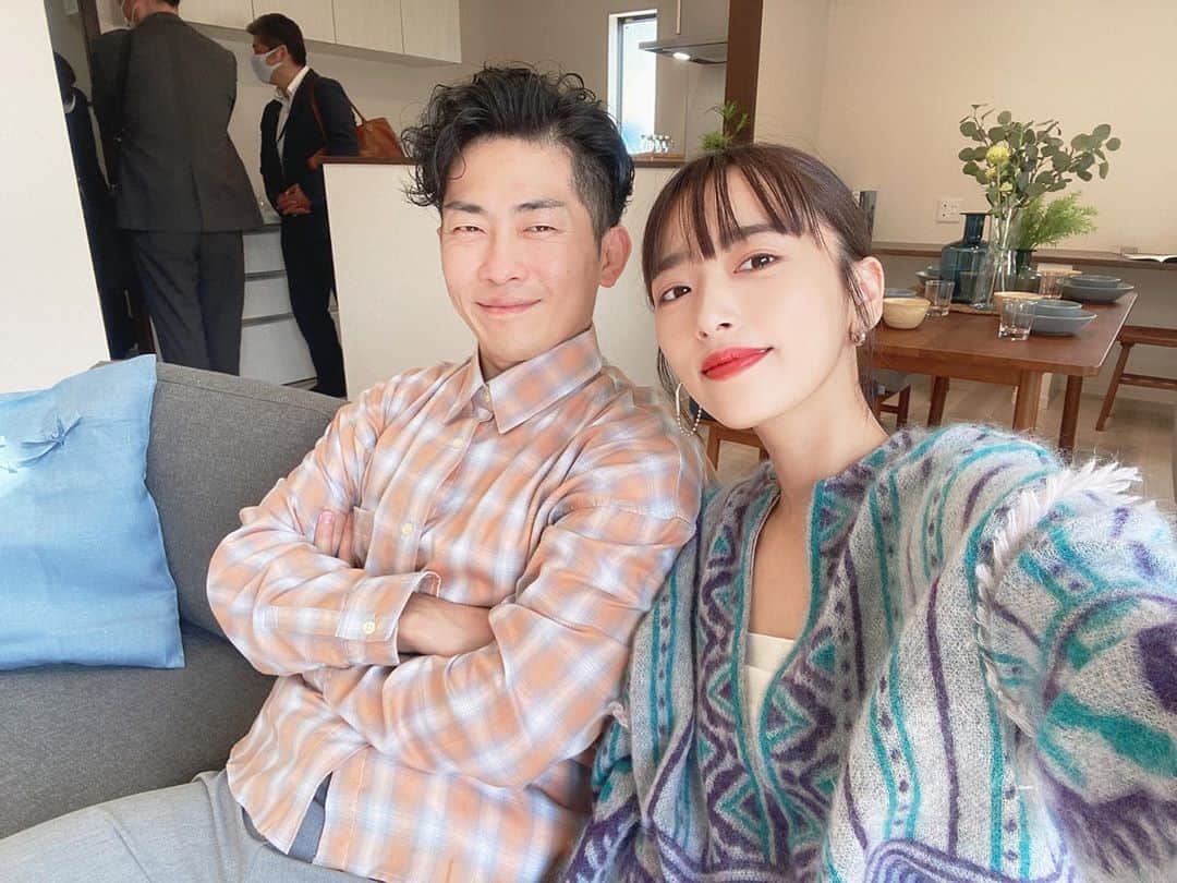 近藤千尋のインスタグラム：「おはようございます❤️  絶賛夜泣きが辛く お弁当作る時もウトウトw🥱 今月で1歳👶もう終わるかな⁉️ 十愛ちゃんは初おねしょ記念日だし てんやわんや😂😂😂笑 夢でトイレしてたんだって😂  明日は金曜日✊💓 みなさん共に、がんばろう❗️☺️  載せ忘れの収録の時の写真📸 #水曜日と木曜日って #すごい疲れてる　笑 #わかる人ー😂✋」