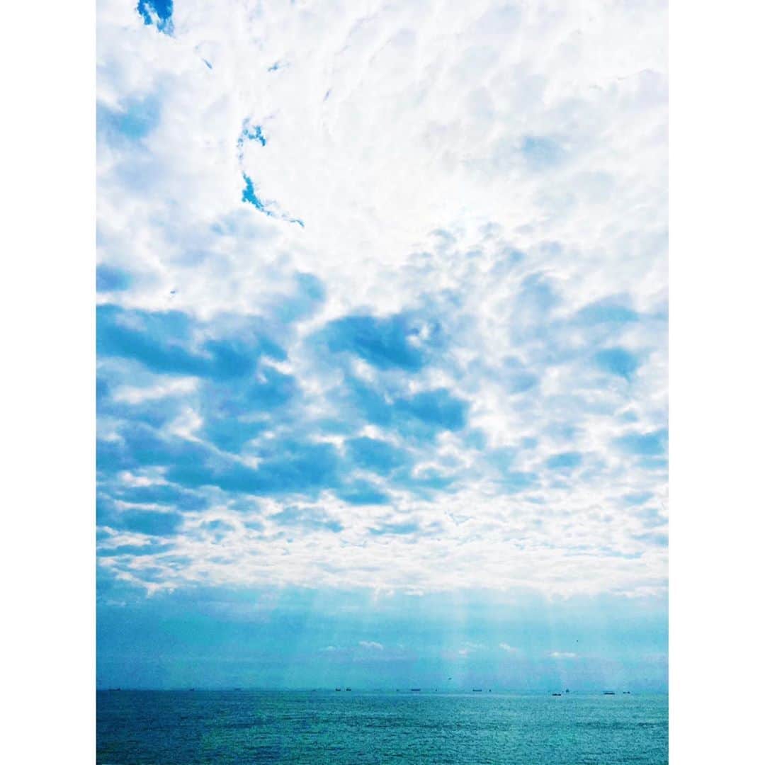 のインスタグラム：「天使の梯子👼☀️ * 太陽が出ていて それがたくさんの雲で覆われているときに出来る隙間から 光が降りてくるようすをそう呼ぶらしいです。 * 良いことの前触れ。 みなさんにたくさんの良いことがありますように✨ * 私は久しぶりに海が見られて幸せ。 * #天使の梯子 #天使の梯子👼 #海と空 #海」