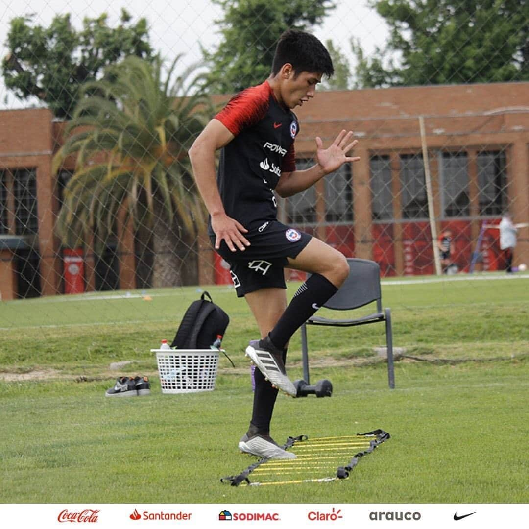 サッカーチリ代表チームさんのインスタグラム写真 - (サッカーチリ代表チームInstagram)「🤩 ¡Ya estamos de regreso!   🇨🇱 #LaRojaSub17, que es dirigida por Hugo Balladares, volvió a los entrenamientos con miras al #SudamericanoSub17, que se realizará en Ecuador 🇪🇨 entre el 31 de marzo y 25 de abril de 2021   👊 ¡Vamos con todo en esta Fase 1 de entrenamientos!   #SelecciónChilena #LaRoja #Chile #VamosChile #VamosLaRoja」10月15日 9時14分 - laroja