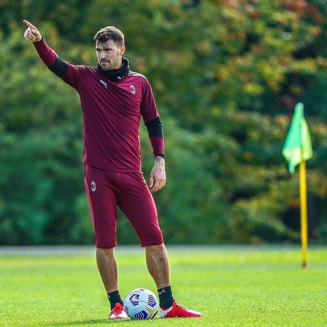 アレッシオ・ロマニョーリのインスタグラム：「Almost ready 👊🏻 🔴⚫️ @acmilan」