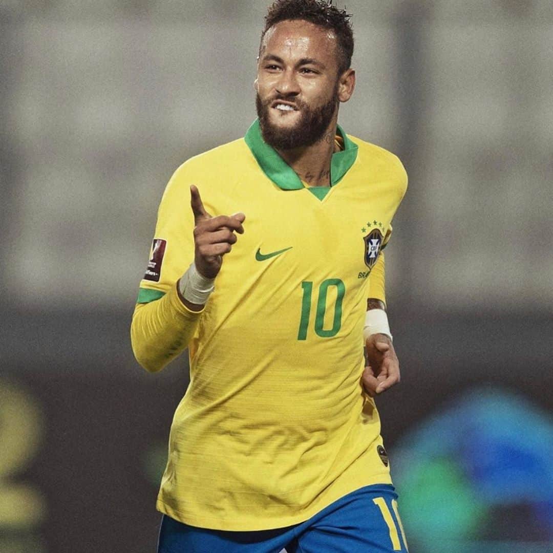 ロナウドのインスタグラム：「Todo o meu respeito por ti @neymarjr ! Joga muito, dá assistência, toca, dribla e goleia. O céu é o limite. Voa, moleque! Que história linda você está escrevendo. Um jogador completo e cada vez mais maduro. Craque! Sei o quanto a amarelinha é pesada e lidar com a pressão fora de campo, às vezes, é mais desafiador do que a própria bola no pé. Agora me diga você: da onde viemos, onde chegamos... quem vai nos dizer o que é impossível? Siga confiando nos seus instintos porque o talento é seu e ninguém pode tirar de você. Tem muito recorde pra superar e as suas marcas pra deixar. Orgulho de ver um brasileiro no topo!」