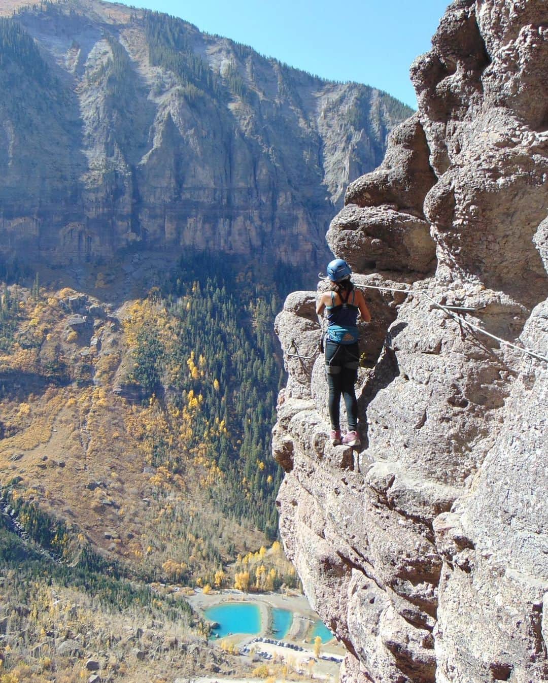 ケルティさんのインスタグラム写真 - (ケルティInstagram)「Who runs the world? Girls. 🙋‍♀️ And our Kelty Kids are doing just that. These young adventurers inspire us. Mountain biking, via ferratas, BIG GIANT BUGS (eek!!), lead climbs, and all the fall hikes 🍁 and apple picking 🍎. Keep crushin’.   #KeltyBuilt #BuiltforPlay #KeltyKids」10月15日 4時01分 - keltyusa