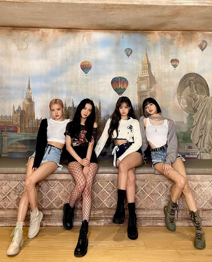 Nylon Magazineさんのインスタグラム写真 - (Nylon MagazineInstagram)「Fyi #BLACKPINK has a new Netflix documentary out today ❗ Link in bio for our interview with the director on all the behind-the-scenes deets. #LightUpTheSky #LightUpTheSkyBLACKPINK」10月15日 4時02分 - nylonmag