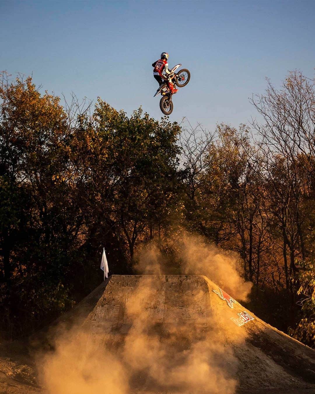 レッドブルのインスタグラム：「going full send over the tree line 🤯   watch @tylerbereman take on a custom-designed course in his new project #RedBullImagination! episode one out now, link in bio 🔥 #moto #freeride #redbull #givesyouwings」