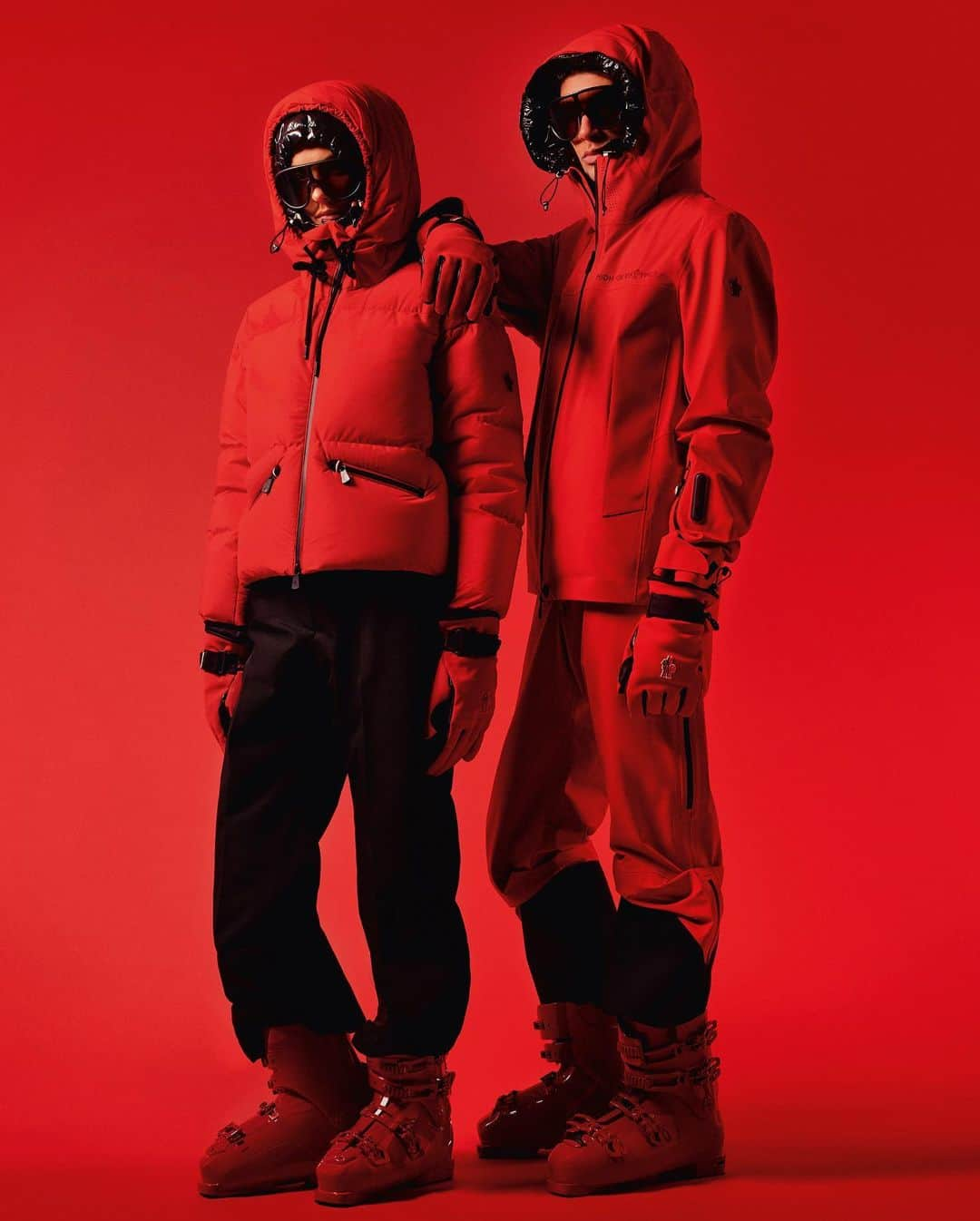 モンクレールさんのインスタグラム写真 - (モンクレールInstagram)「Apex Twins.  A new baseline in unrivalled performance wear. Technologies including Primaloft®️ Gold Insulation Active and ultra-light stretch nylon ensuring jackets are breathable, water-repellant and optimized for freedom of movement. Masks from #MonclerLunettes set sights on the slopes ahead.  #MonclerGrenoble High Performance designed by @SandroMandrino」10月15日 4時04分 - moncler