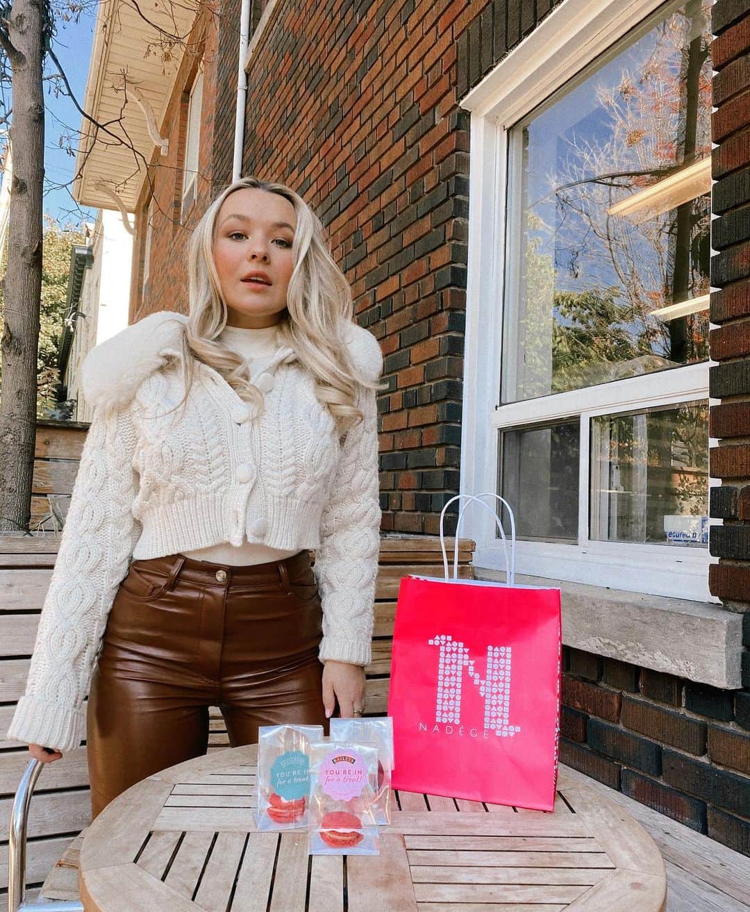 トーリ・ウェブスターのインスタグラム：「Perfect fall weather is not the only treat available in Toronto today!!! 🤎🍂 Swing by @nadegetoronto for a FREE Baileys Red Velvet treat to celebrate #NationalDessertDay 🍫👅 @baileysofficial limited edition Red Velvet Cupcake Irish Cream is a dream 👼🏼 #drinkresponsibly *ad」