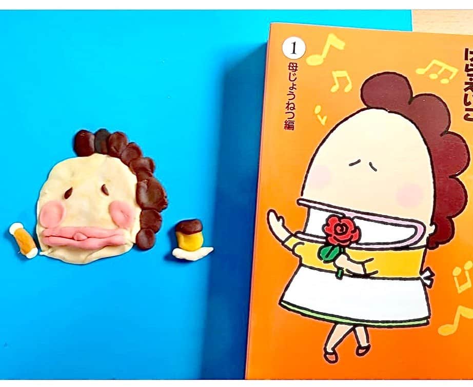 けらえいこのインスタグラム：「お子さんの表現する母❣️カワユくて胸がときめきます😍✨１枚目の両脇にあるのはちくわとプリンだそう。  昔NHKでニャンちゅうの番組をよく見ていたんですけど、お子さんから送られてくる似顔絵の多くは、ニャンちゅうがお団子🍡を持っていたのです。 私自身は、ニャンちゅうがお団子を食べているところは見たことがなく、一度は見たいと思いつつ、結局見られずじまい。  それでもお団子の絵はその後も投稿され続けていて、その不思議な現象が好きでした。  こうしてプリンとちくわを描いてくださるお子さんを見ると、あの現象かなぁ、と思ってうれしいです。  他、お手本にしたいくらいの可愛い似顔絵たち。  お返事する余裕がないんですけど、ずっとありがたく拝見しています。ありがとうございます✨🙏」