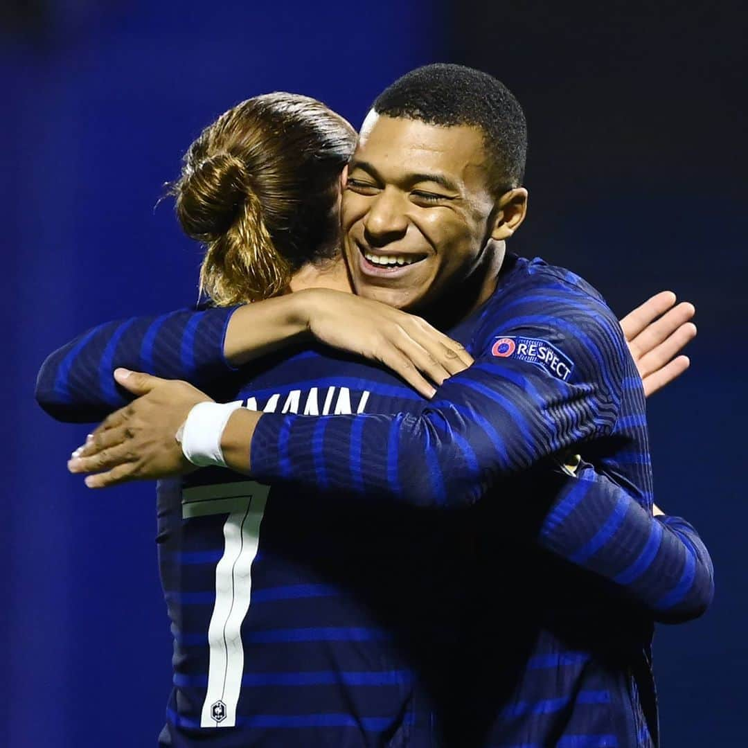 サッカー フランス代表チームさんのインスタグラム写真 - (サッカー フランス代表チームInstagram)「@antogriezmann 🤜🤛 @k.mbappe #FIersdetreBleus」10月15日 4時23分 - equipedefrance