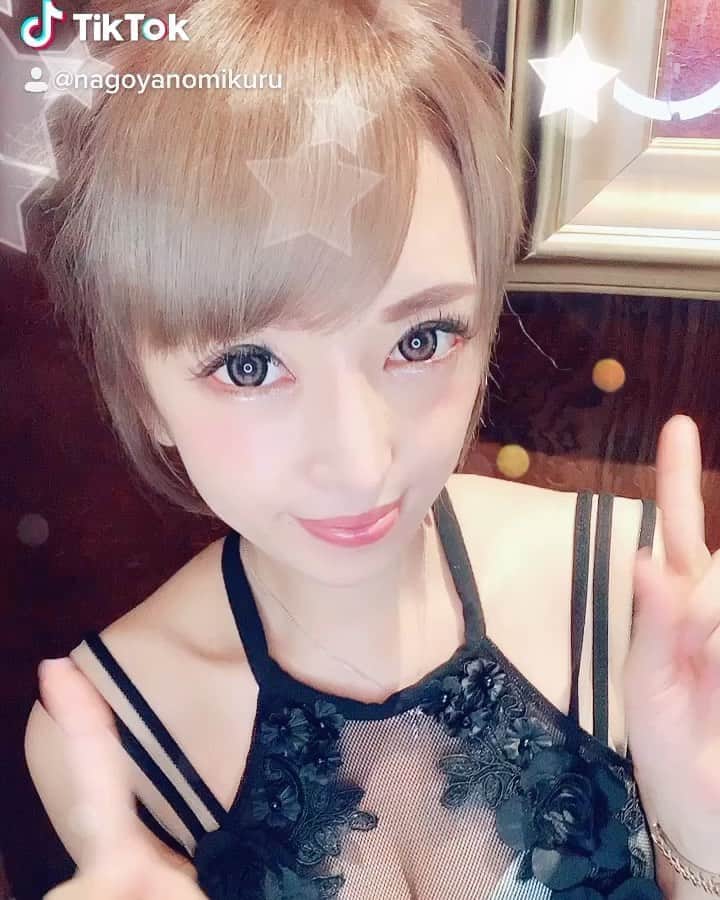 のインスタグラム：「アールズカフェでTikTok撮ったので またたくさん更新するよー💖  フォローしてね👼  プロフィールから🌟  #コンセプトカフェ#カフェ#コンカフェ#メイドカフェ#可愛い#プティパルフェ#コスプレ#女子高生#萌え#大須#可愛い#cute#アールズカフェ#錦#キャバクラ#名古屋#YouTube#イチナナ#17#生配信#ライバー募集#バースデー#TikTok」