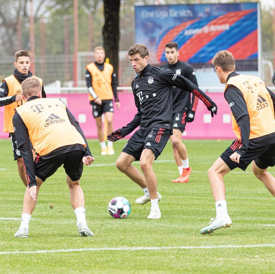 トーマス・ミュラーのインスタグラム：「Find the gap 🤔💡🤩⚽️ As well tomorrow in our @dfb_pokal match against @fcdueren  #newfacesinourcolours#fcbayern #dfbpokal #breakisover #attacare #packmaswieder #jetztaberabinsbettchen」