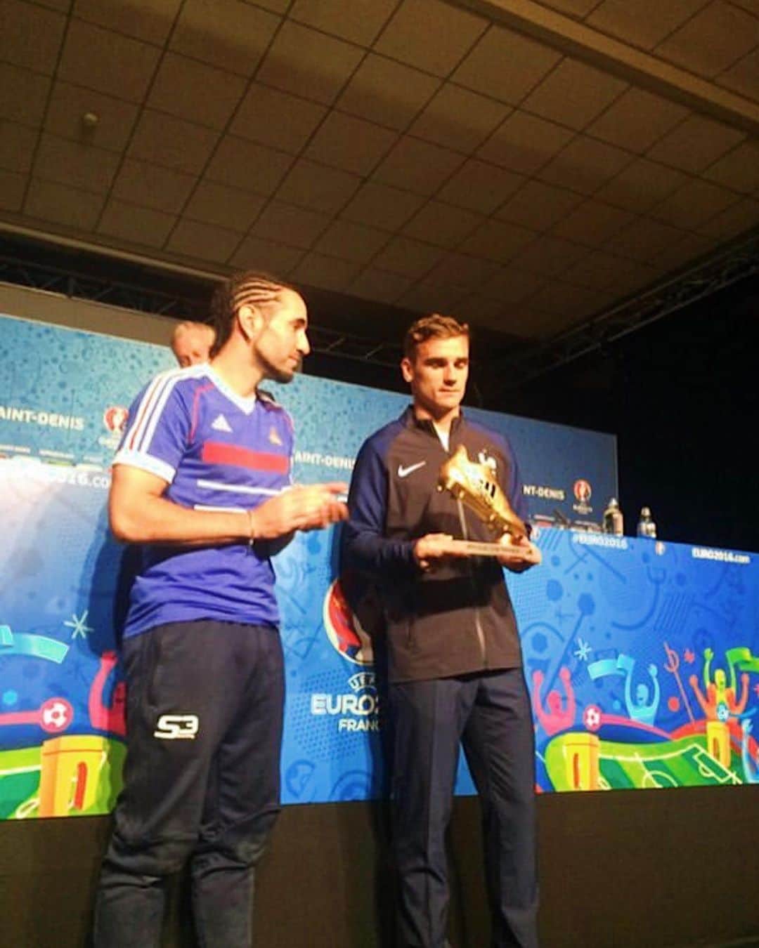 ショーン・ガルニエのインスタグラム：「GOOD GOAL 🥅🔥👊🏼@antogriezmann @equipedefrance  ⚽️ #thb when I gave the golden boot to Griezmann during Euro 2016   #seangarnier #seanfreestyle #urbanballer #football #skills #goldenboot #griezmann #equipedefrance」