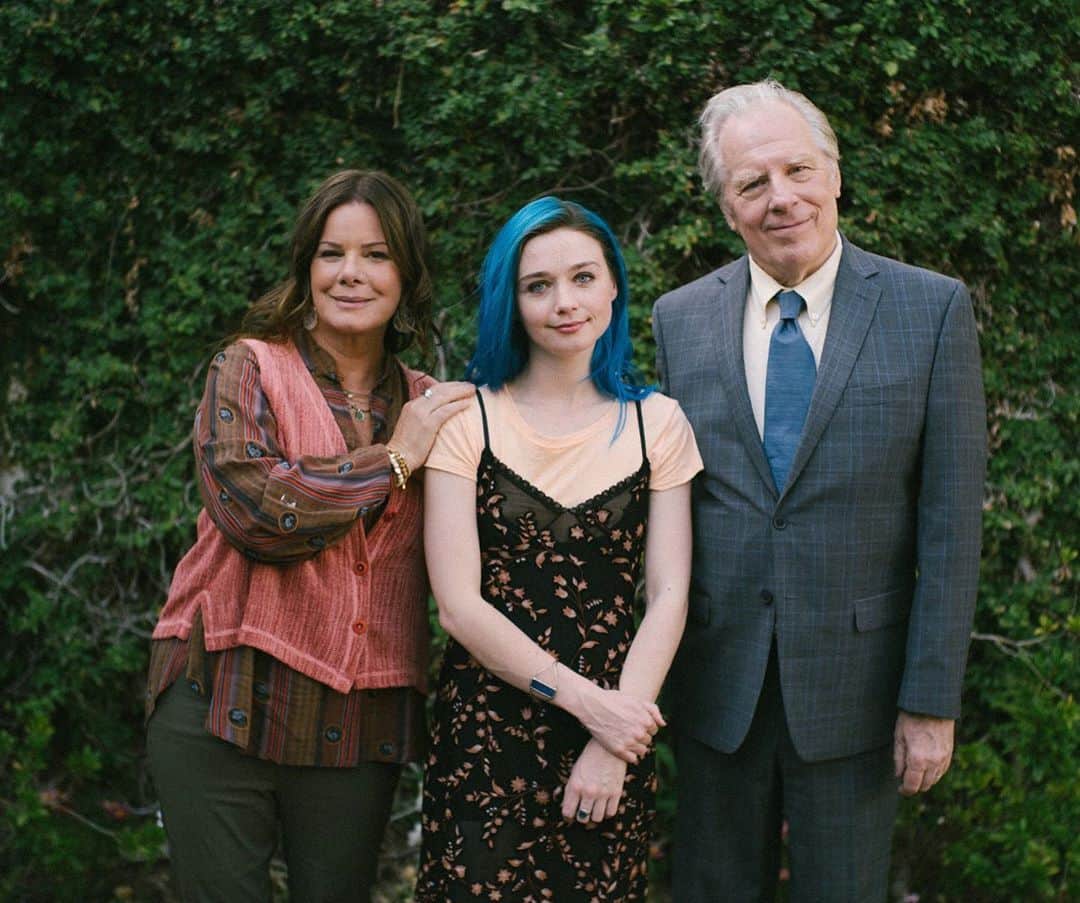 マーシャ・ゲイ・ハーデンのインスタグラム：「Oh for that awkward body language in family photos!! So excited to share @kellyoxford movie @pinkskiesaheadmovie! PREMIERS this SUNDAY at #AFIFest 7:30 PST. Get tickets (see my story). Wonderful cast including @jessybarden @realevanross @mjmckean #michaelmckean @therealmaryjblige @odeyarush #henrywinkler @lewis_pullman .  Deals w anxiety and independance.  What parents dont make their kids anxious!? We all do, but anxiety disorder is a real thing- there is help!  Tkts http://bit.ly/PinkSkiesAheadAFIfest」