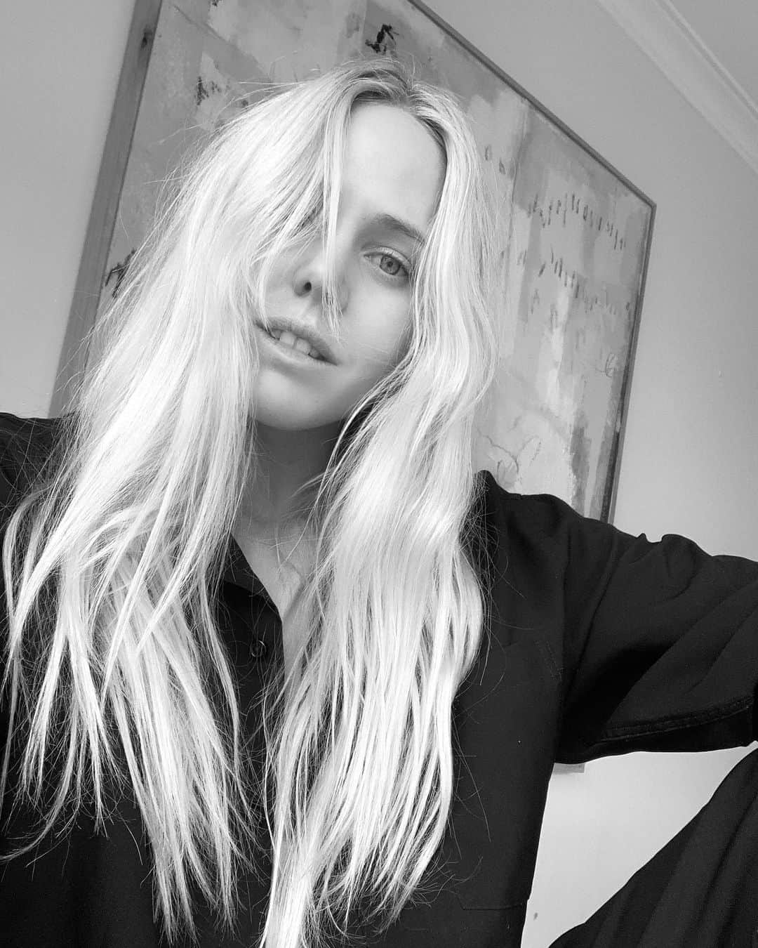 ローラ・エンバーのインスタグラム：「Thankyou @kodacutters_bondi @dianegorgievski for bringing the mop back to life ✂️ 🖤 It’s been a long time between hair loveeee xx」