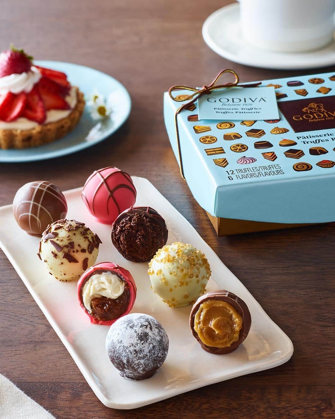 GODIVAさんのインスタグラム写真 - (GODIVAInstagram)「Celebrate #NationalDessertDay the GODIVA way, with our Patisserie Truffles—inspired by the most luscious desserts from around the world. Head to your local GODIVA to enjoy 15% off today.」10月15日 4時49分 - godiva
