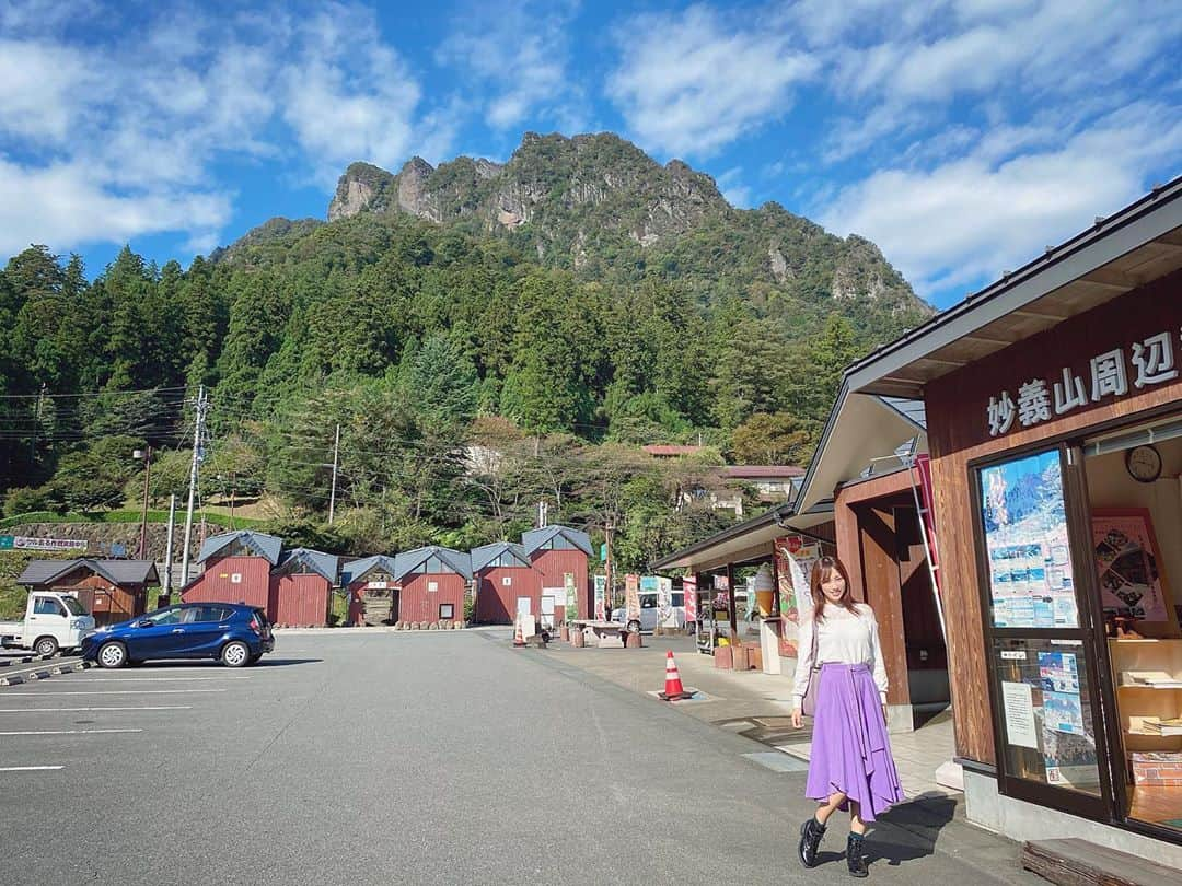 霧島聖子さんのインスタグラム写真 - (霧島聖子Instagram)「昨日アップした写真がインスタの画像処理により画質落ちてしまったので横写真で再チャレンジ💥 SUVフリークス撮影時のオフショット📷 富岡製糸場近くのジェラート屋さんがお洒落でジェラート自体もすっごく美味しかった🍨 桑の実味っていう地域限定味が特に好きだったな💘 下仁田町の顔はめパネルは、絵柄的に逆さまに設置されてる意味は分かるけど実際に逆さまにしたらカオス💭 最後の写真は紫苑で合ってるよね？秋桜の隣に咲いてたの。 花言葉は紫苑が1番好き❁¨̮ https://www.suv-freaks.jp #SUVフリークス #フォルクスワーゲン #Volkswagen #webmagazine #群馬県 #下仁田町 #富岡市 #富岡製糸場 #甘楽郡 #妙義山 #コスモス #撮影 #撮影モデル #紫苑 #スワイプしてね」10月15日 4時51分 - seiko_kirishima