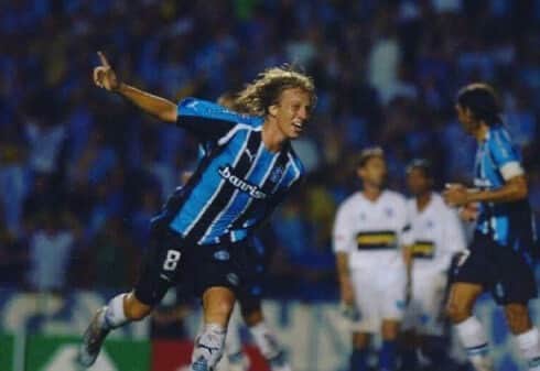ルーカス・レイヴァのインスタグラム：「15 anos atrás eu fazia minha estreia como profissional de futebol pelo time do Grêmio.  Ali um sonho se realizava e um desafio enorme  estava iniciando. O mais bacana é saber que depois de 15 anos sigo com o mesmo entusiasmo e vontade de vencer. Meu objetivo de todos os dias é aproveitar ao máximo essa oportunidade que estou tendo pois eu sei o quao fortunado eu sou. Obrigado a todas as pessoas que me ajudaram até agora, seria difícil nomear todas, pois sozinho não seria capaz .  Obrigado aos clubes que joguei até agora ( 7 de setembro , Oscar in, Grêmio, Liverpool e Lazio )  Depois de 15 anos ainda tenho tanto para melhorar e é isso que me faz seguir todos os dias.」
