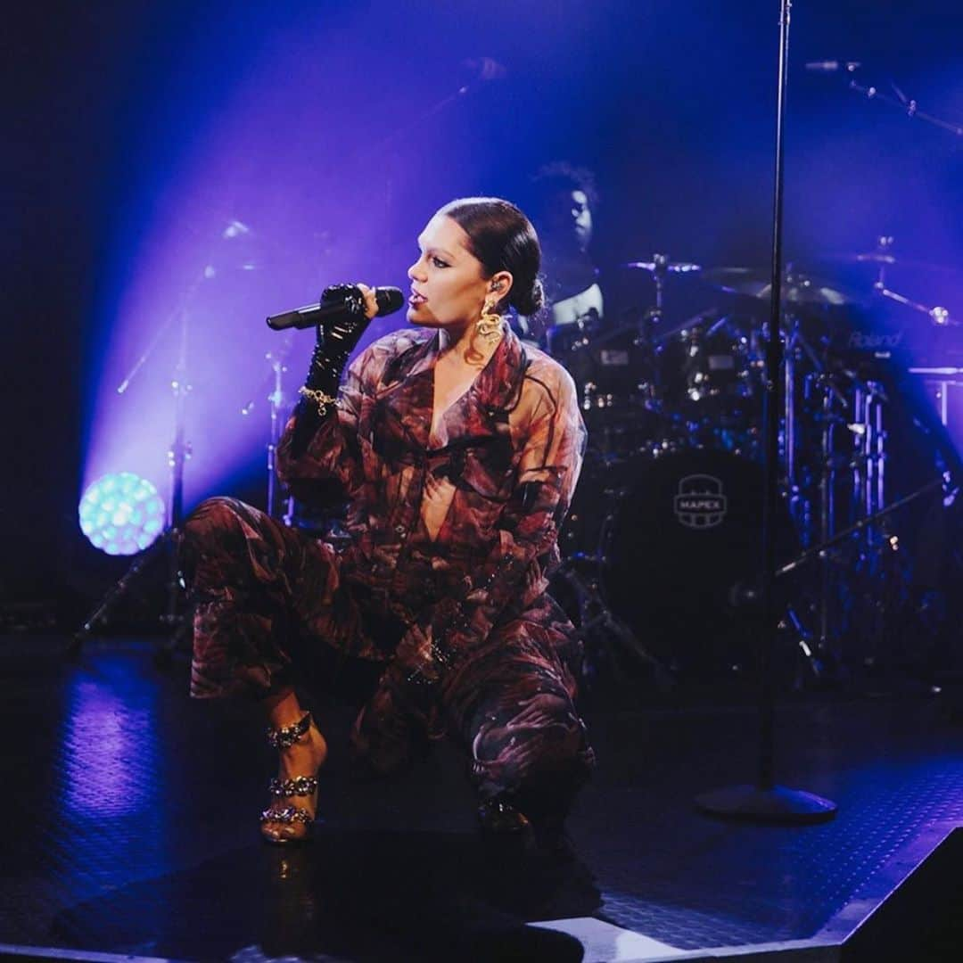 SOPHIA WEBSTERさんのインスタグラム写真 - (SOPHIA WEBSTERInstagram)「A golden performance 🌟🎤 @jessiej returning to the stage in Sophia’s 'Ritzy' sandal 💖⁣⁣ ⁣⁣ 👗 Styled by @avigail.collins & @stylexangelica  ⁣⁣ #SophiaWebster #SpottedInSophias⁣ #JessieJ⁣ ⁣⁣ 📸 @ashleyosborn」10月15日 4時58分 - sophiawebster