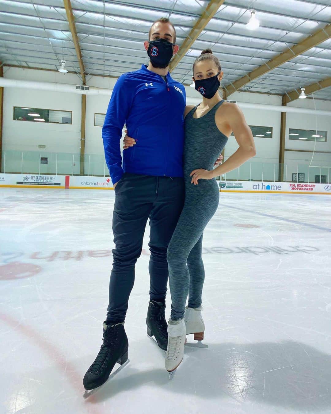 アシュリー・ケインのインスタグラム：「Proud to be repping Skating Club of New York! ✨ @skatingclubofny   My dad and I are full members and Timothy is an associate member! #skatingclubofnewyork」