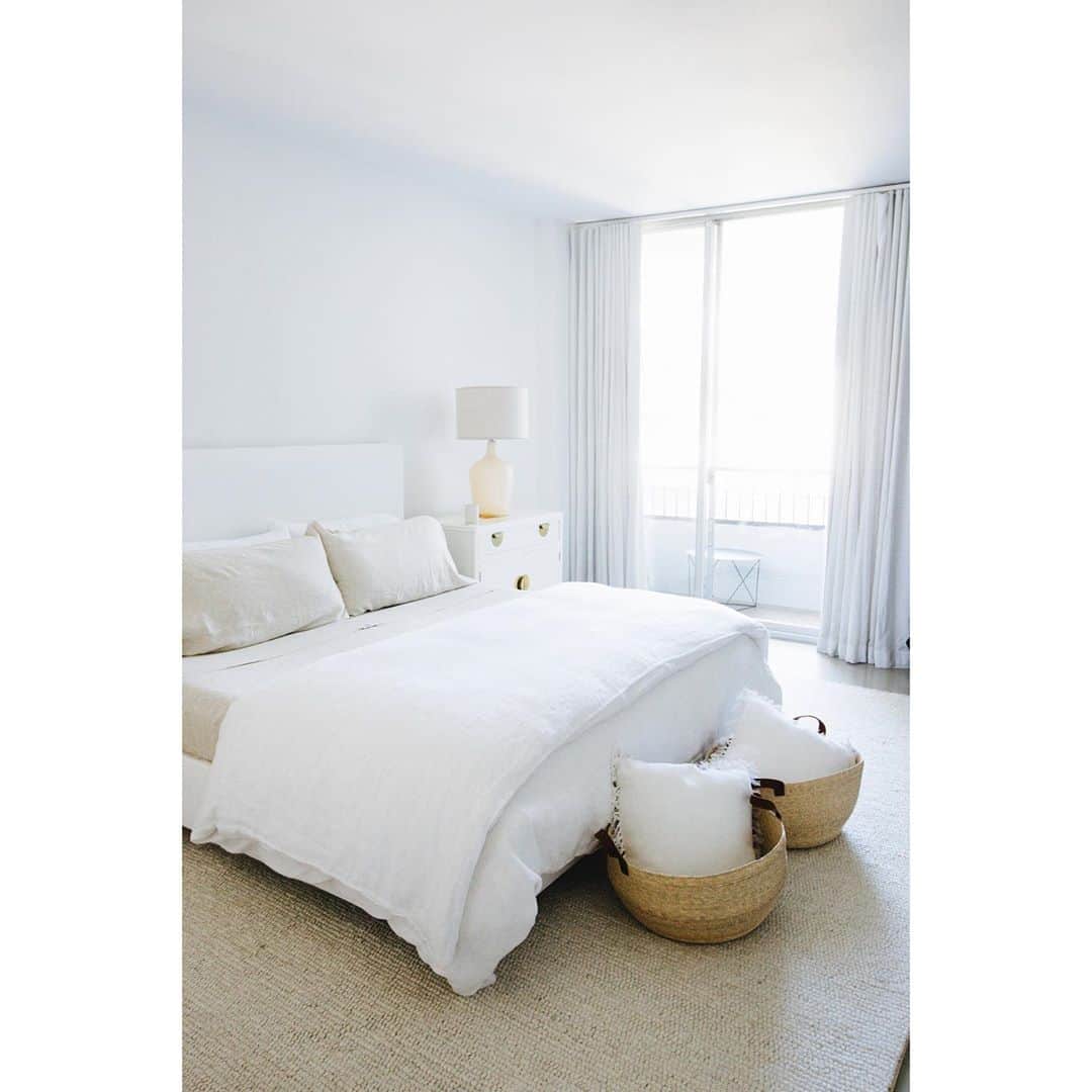エリン フェザーストンのインスタグラム：「Another peak inside the make-under loft project I did for my friend @laureneff who wanted a minimalist, serene energy in the master bedroom. Linen bedding and a soft wool rug from @annieselke help it feel warm and cool and the same time. Swipe right to see the before pic. 📷@mollyktadams」