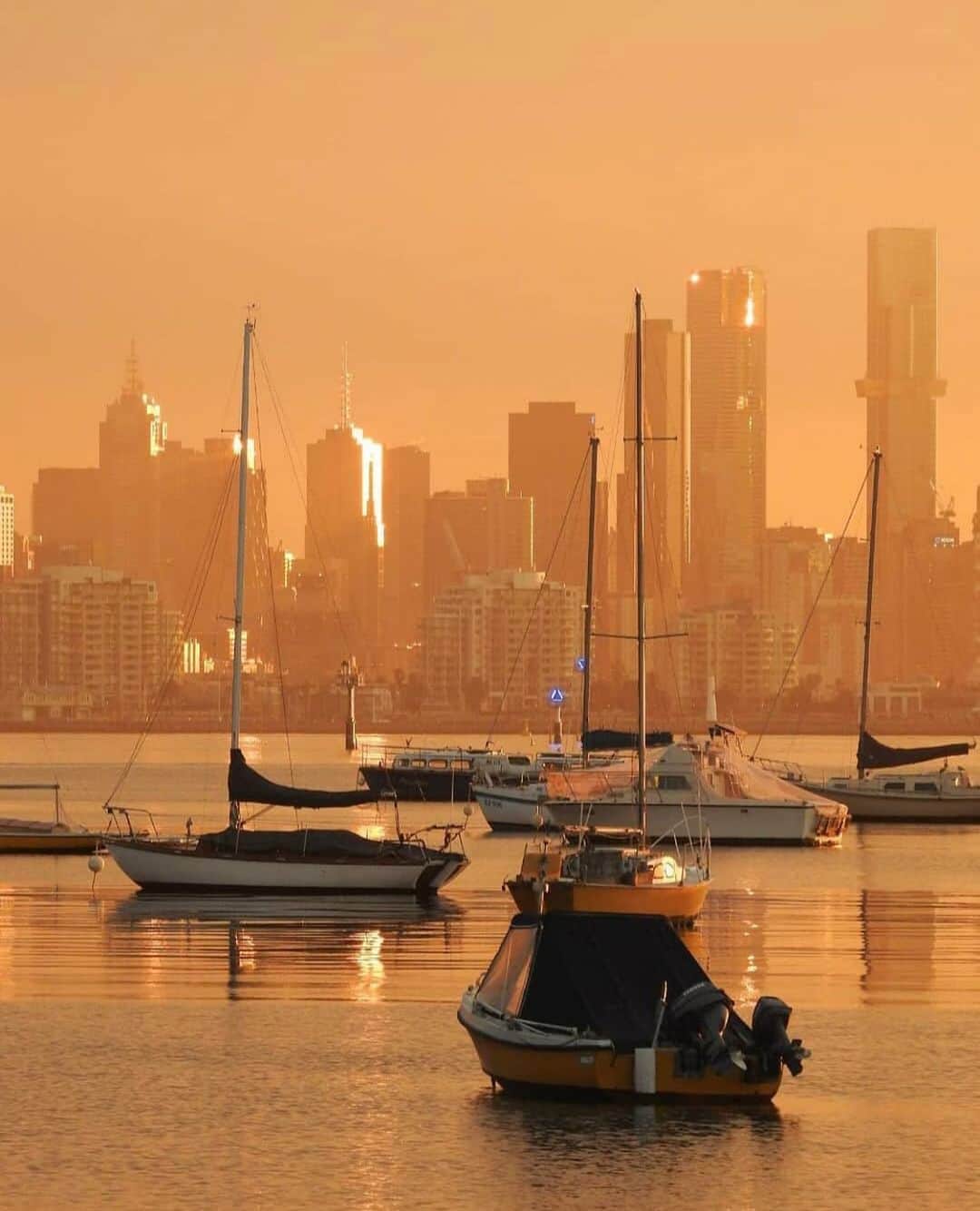 のインスタグラム：「Hi #Igers! Great sunset in the harbour 🌞⛵️ 📸 photo by @melbkerri and @igersmelbourne 🥰 #igersmelbourne #igersaustralia」