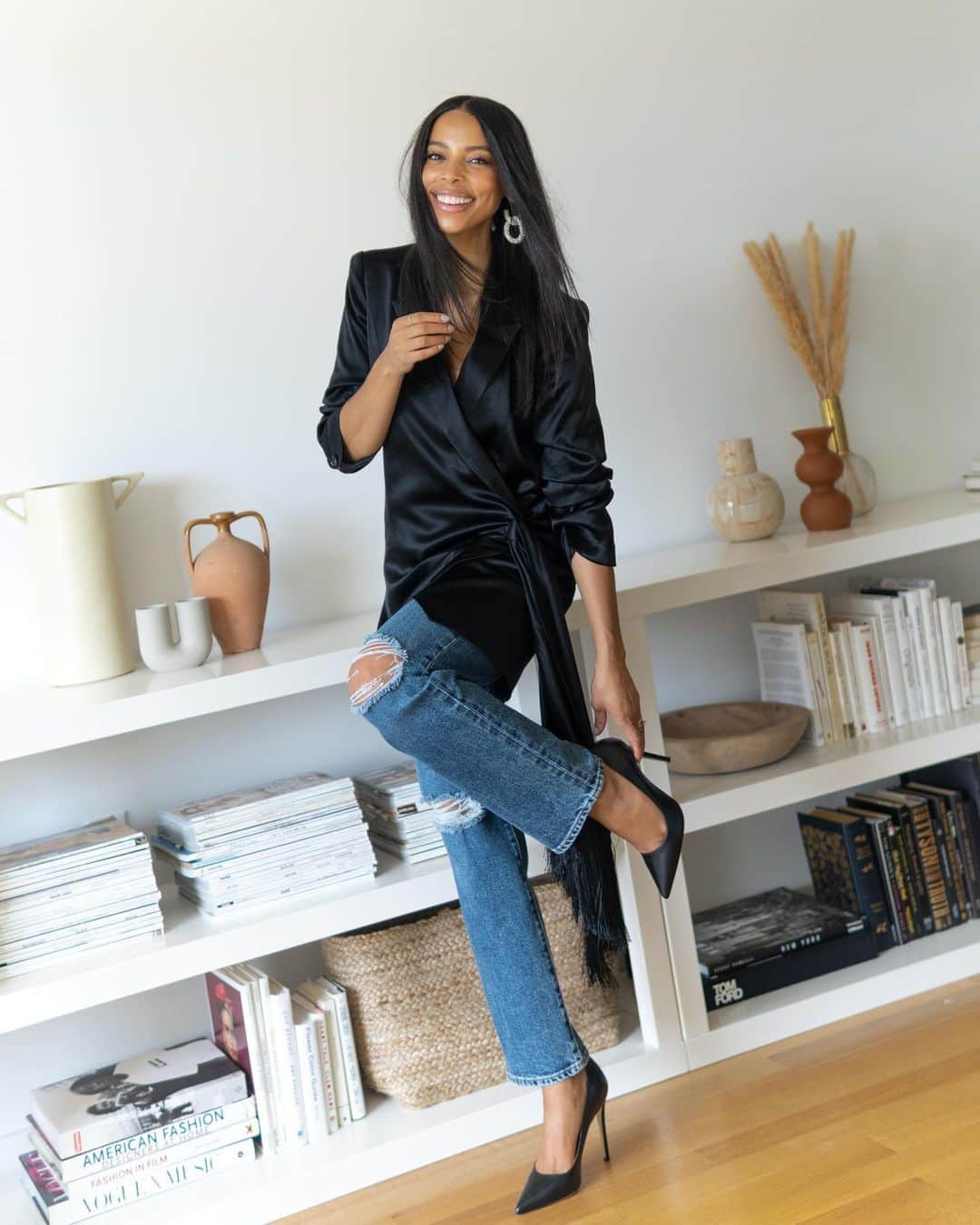 Saks Fifth Avenueのインスタグラム：「Style that will make you smile? Denim, always. @waityouneedthis styles her @jbrandjeans with a sleek blazer. #SaksStyle」
