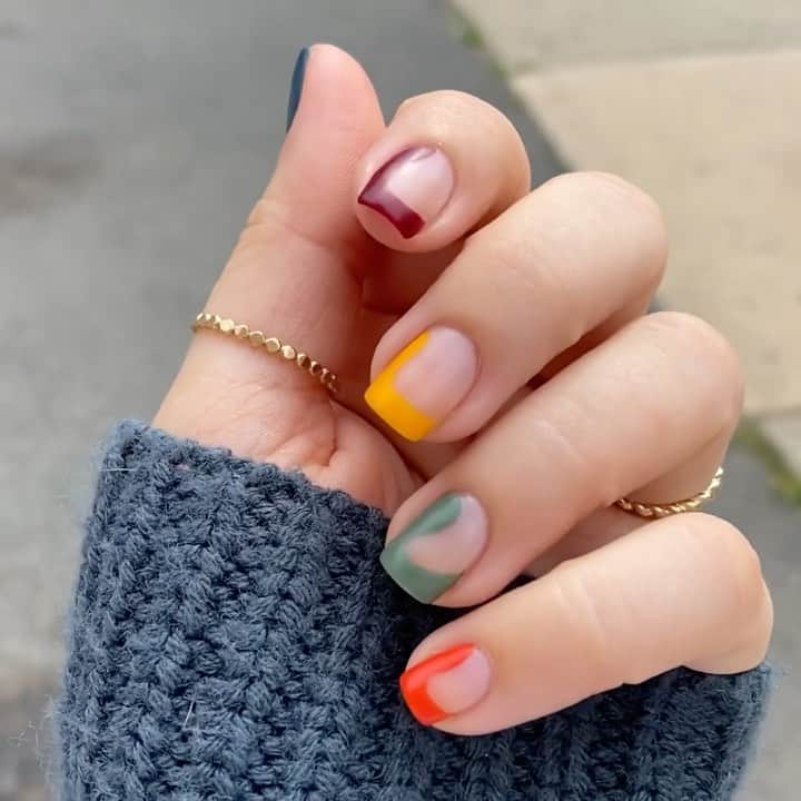 Soniaのインスタグラム：「Negative space swoops🍂 Love this color palette for fall🥰 I used a clean up brush to give the shapes a nice crisp edge✨ Heavy on the @nailartbysig energy with this design, the queen of swoopy negative space lewks. - #fallnails」