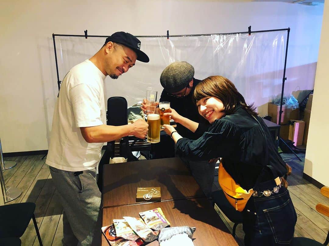 関取花のインスタグラム：「someno kyoto にて竹原ピストル兄貴と2マンライブでした！配信ライブにも少しずつ慣れてきた今日この頃ですが、ピストルさんのライブを見ていたら、歌の迫力、滴り落ちる汗、そして人柄。生でこそ伝わる気迫や生き様って間違いなくあるんだよなあ。最高だった。本当にかっこいい先輩だ。大好きだ。 終演後は呑んで語って、宿泊先のホテルに着いたのは結局朝の5時過ぎでした🔫🌷笑 ありがとうございました！」