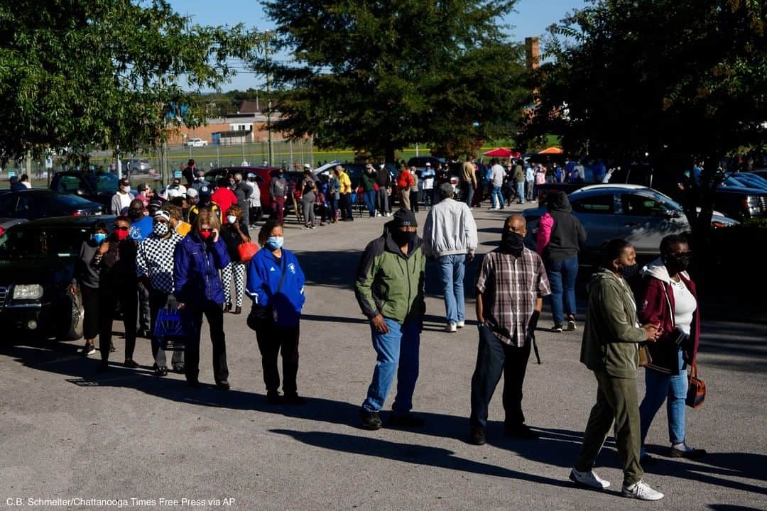 ABC Newsさんのインスタグラム写真 - (ABC NewsInstagram)「Some voters waited in line for as long as 90 minutes at the Brainerd Youth and Family Development Center in Chattanooga, Tennessee, where early voting opened Wednesday.」10月15日 5時23分 - abcnews