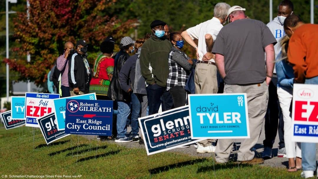 ABC Newsさんのインスタグラム写真 - (ABC NewsInstagram)「Some voters waited in line for as long as 90 minutes at the Brainerd Youth and Family Development Center in Chattanooga, Tennessee, where early voting opened Wednesday.」10月15日 5時23分 - abcnews