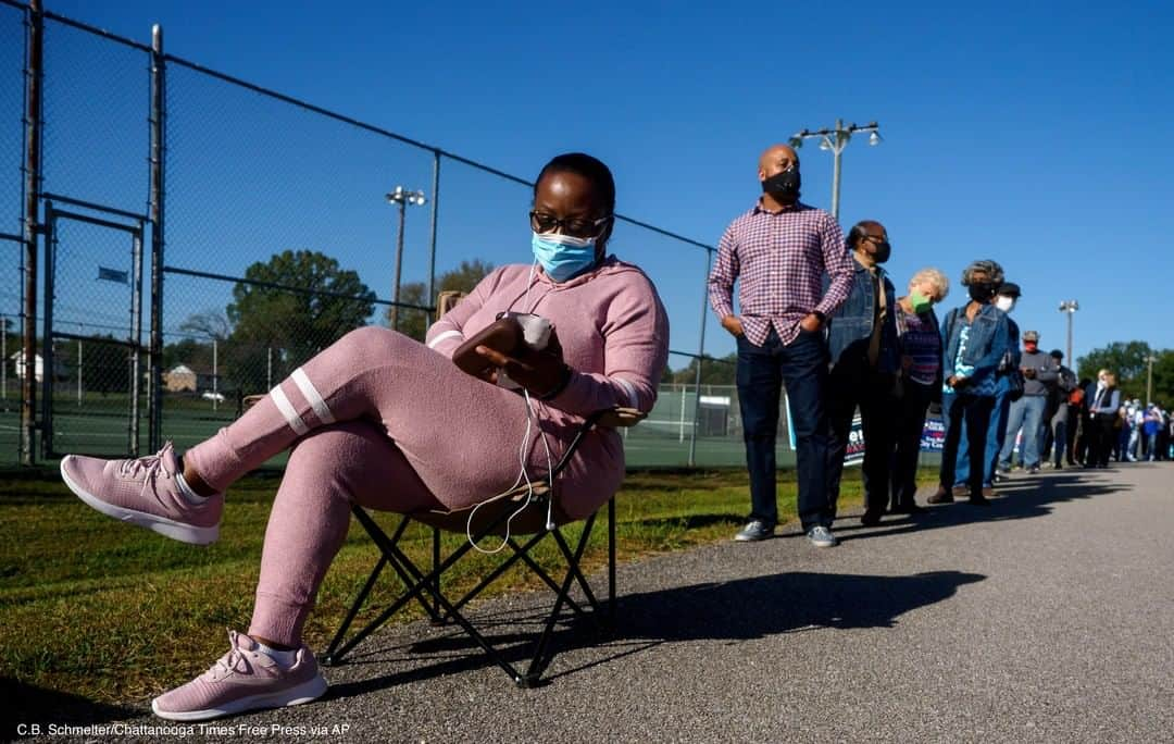 ABC Newsさんのインスタグラム写真 - (ABC NewsInstagram)「Some voters waited in line for as long as 90 minutes at the Brainerd Youth and Family Development Center in Chattanooga, Tennessee, where early voting opened Wednesday.」10月15日 5時23分 - abcnews