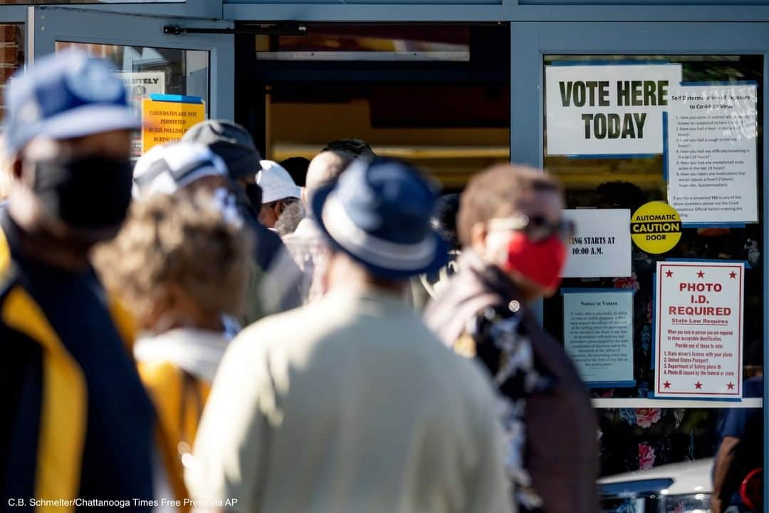 ABC Newsさんのインスタグラム写真 - (ABC NewsInstagram)「Some voters waited in line for as long as 90 minutes at the Brainerd Youth and Family Development Center in Chattanooga, Tennessee, where early voting opened Wednesday.」10月15日 5時23分 - abcnews