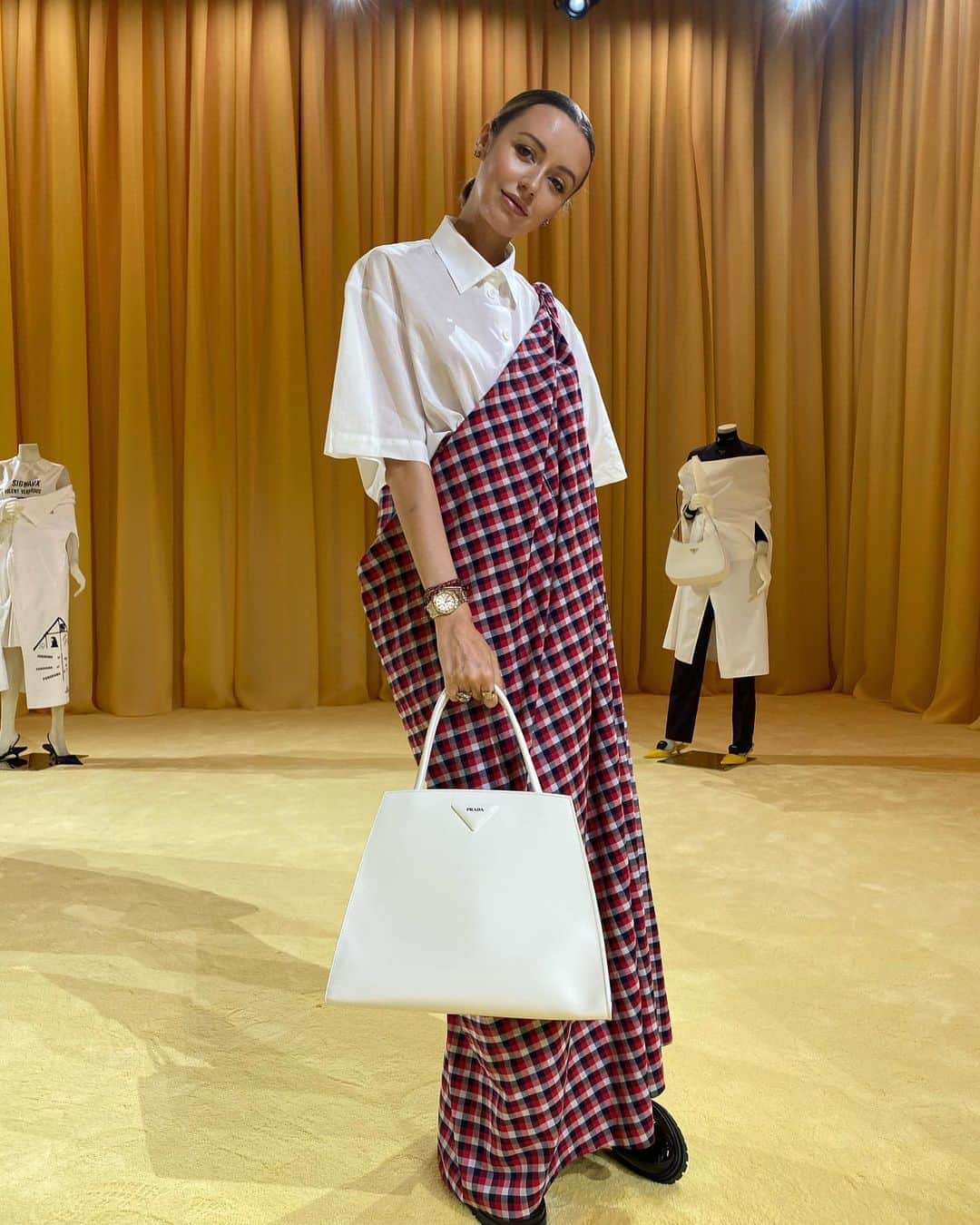 Nataly Osmannのインスタグラム：「“We choose not randomly each other. We meet only those who already exists in our subconscious.” — Sigmund Freud Wearing @vikagazinskaya_official_moscow  @prada  Сегодня весь день читаю Фрейда, видимо подсознательно захотелось задать самой себе вопросы, из того что откликнулось:  «Мы выбираем не случайно друг друга… Мы встречаем только тех, кто уже существует в нашем подсознании. Сначала мы рисуем человека в своём воображении и только потом встречаем его в реальной жизни.»  Что скажете ?!」