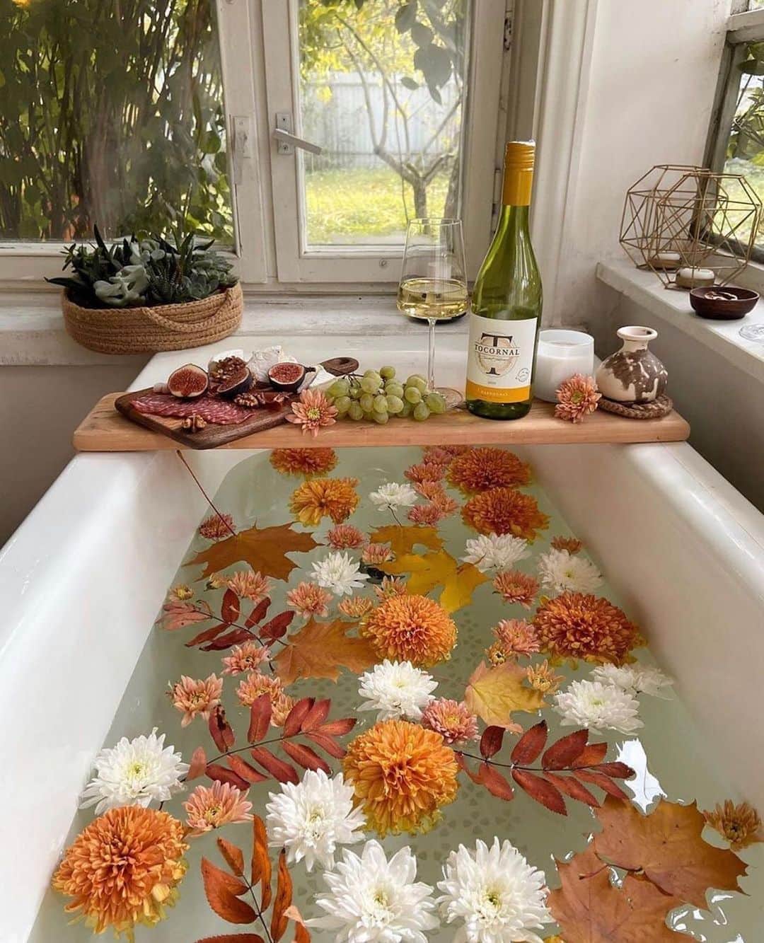 Crazy Roomsさんのインスタグラム写真 - (Crazy RoomsInstagram)「Tag someone who needs this fall bath 😍🍂 ft @marigladkaya  #crazyrooms #cutestrooms #fallbibes #tub #bathroomgoals」10月15日 5時25分 - crazyroomss