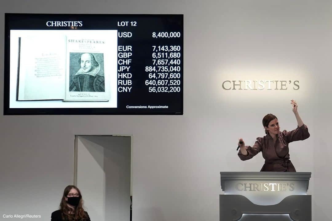 ABC Newsさんのインスタグラム写真 - (ABC NewsInstagram)「A first folio containing 36 Shakespeare works from 1663 sold for a record 8.4 million dollars at Christie's in New York City.」10月15日 5時27分 - abcnews