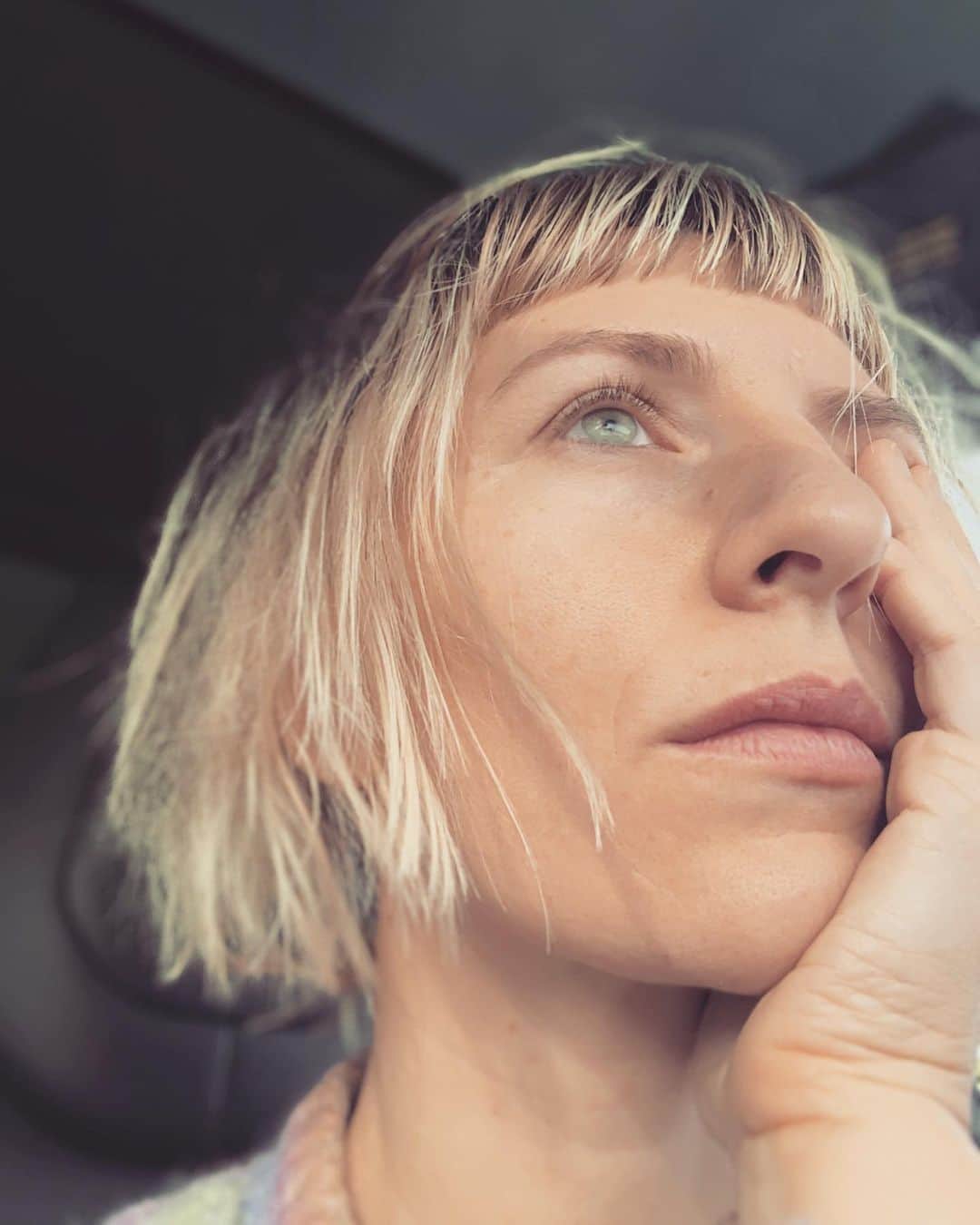 ミッキー・サムナーのインスタグラム：「👾 1. Listening to #amyconeybarrett deflect pretty much every question.  2. Realizing Invisalign is not actually invisible. #ihavebracesnow」
