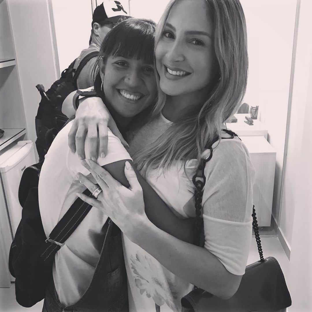 Claudia Leitteのインスタグラム：「Eu sei, Senhor! Eu sei que estás no controle... está doendo muito... minha @rquel31... Descanse em paz! Um dia vou te encontrar com Jesus! 😭😭😭😭😭😭😭😭😭😭😭😭😭😭 Que Deus conforte e console a família de Raquel, em nome de Jesus!」