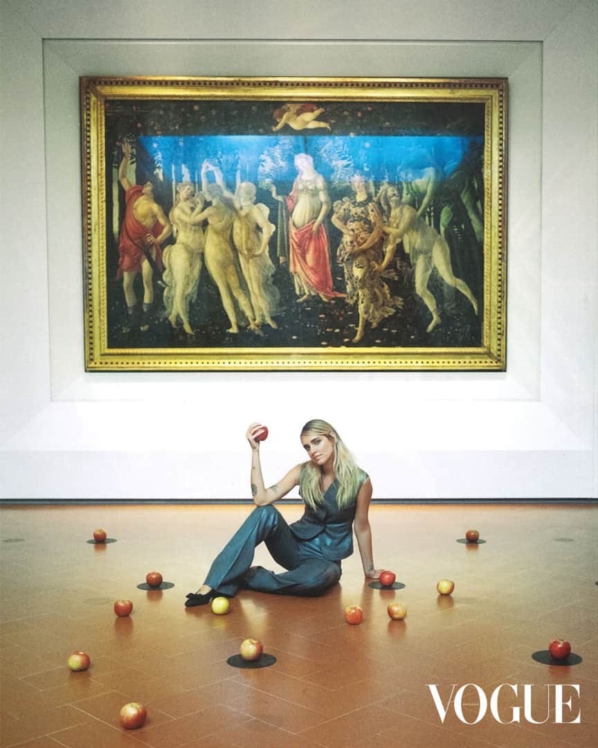 サルヴァトーレ・フェラガモのインスタグラム：「@chiaraferragni, along with the masterpieces of the Uffizi Gallery, stars in the October issue of Vogue Hong Kong dressed in a grey wool-cashmere waistcoat, leather pants and Viva pumps from the #FerragamoAW20 collection. The editorial celebrates an unprecedented collaboration between the historic Uffizi Gallery and Hong Kong’s Leisure and Cultural Services Department (LCSD). This is the first time the Florentine museum has formed a long-term partnership with a foreign institution, presenting a first major exhibition in China on Sandro Botticelli and 15th-century Florentine art, to be held at the Hong Kong Museum of Art.」