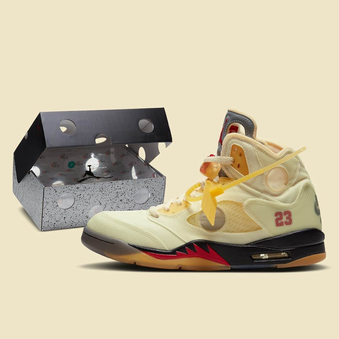 Sneaker Newsさんのインスタグラム写真 - (Sneaker NewsInstagram)「Official images of the Off-White x Air Jordan 5 "Fire Red" have emerged. Revealed is a reflective tongue and a OG-inspired shoebox with circular holes. These are rumored to drop on October 24th, although there has yet to be confirmation from Jordan brand. Hit the link in our bio to get a detailed look.」10月15日 5時30分 - sneakernews