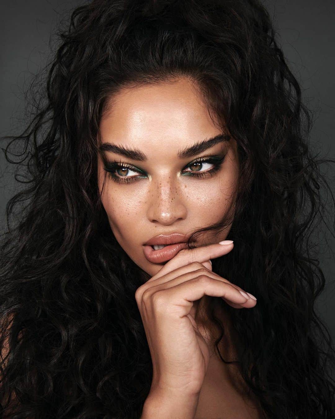 シャニーナ・シャイクのインスタグラム：「Tasty 🖤 captured by @desiree_mattsson MAKEUP by @nikki_makeup Hair @lukepluckrose Styling @nazaninshahnavaz」