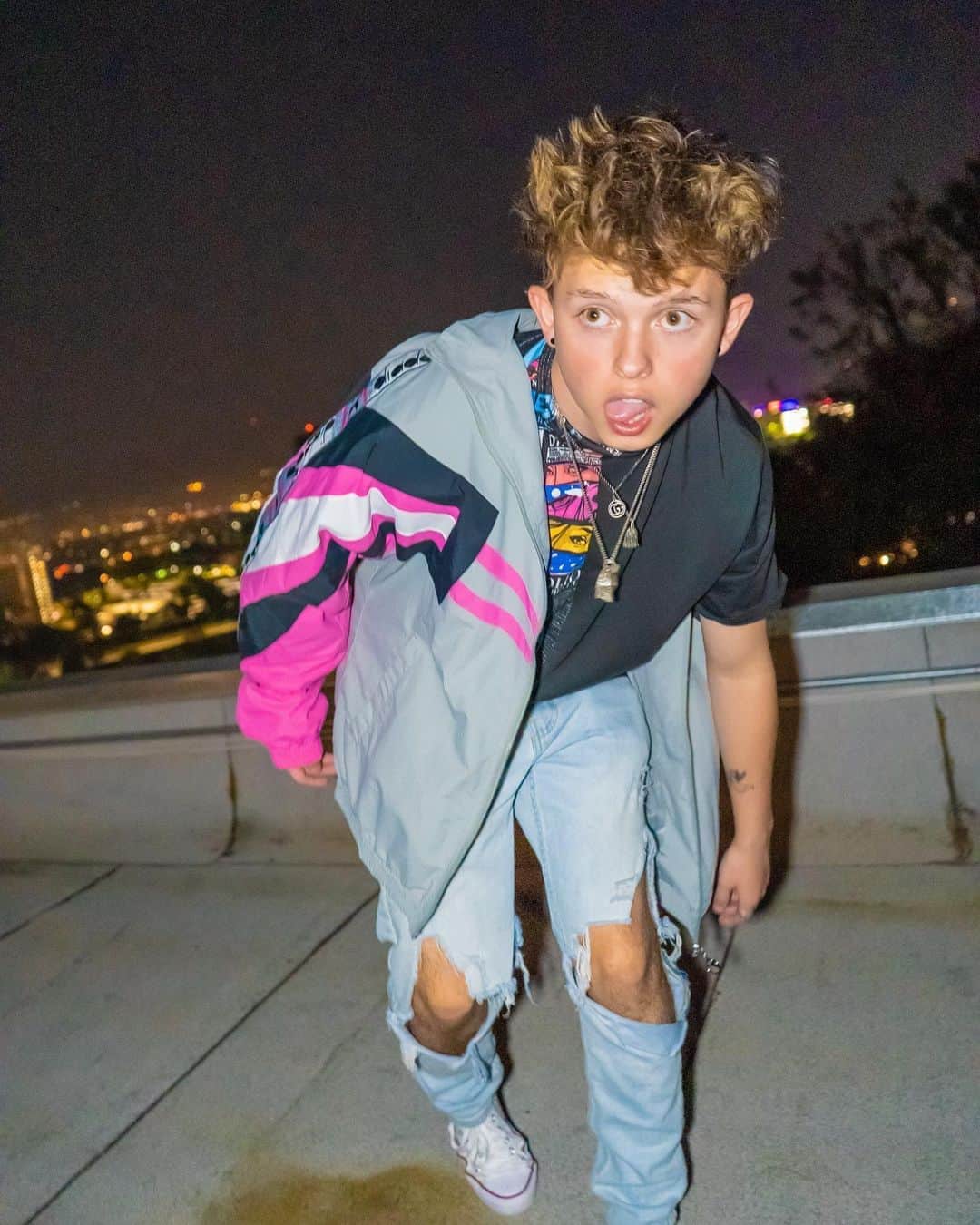 ジェイコブ・ザルトリウスのインスタグラム：「tbh i don’t remember taking these」