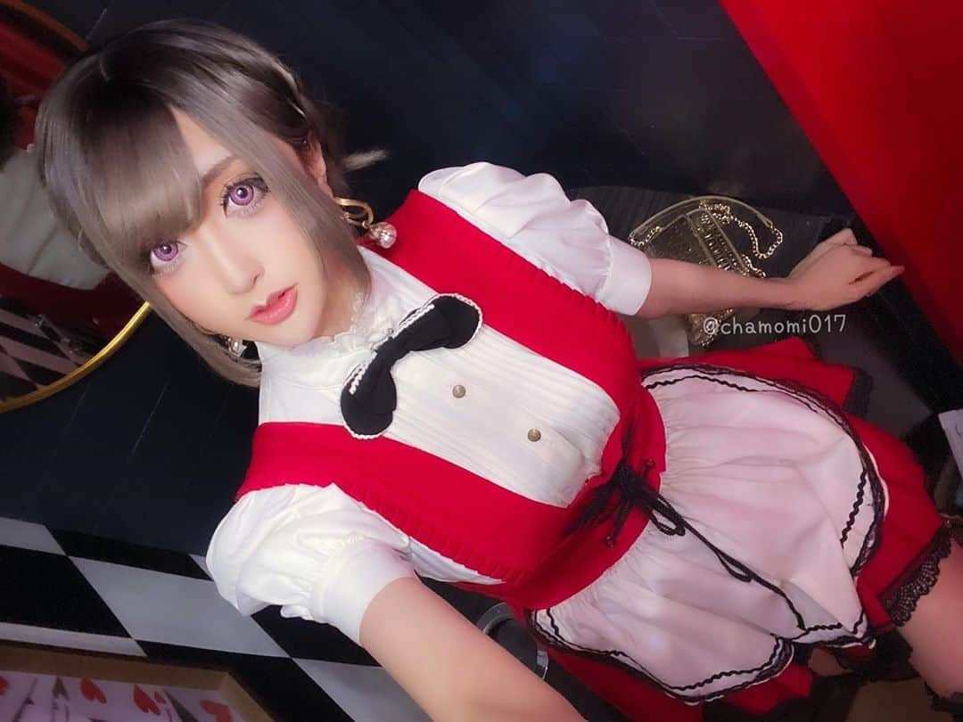 のインスタグラム：「可愛いアリスな店内でイベントします!!  ♣️ワンダーランド撮影＆一日店長♣️ 2020年10月31日(土) 新宿 ♦️撮影会 10:00〜16:00 衣装2着 ♦️一日店長 18:00〜21:00  参加お待ちしてます٩( 'ω' )و ▼申し込みと詳細はこれを見てね▼ ‪https://lineblog.me/chamiblog/archives/2364737.html‬  ♥️♠️♦️♣️♥️♠️♦️♣️  フードメニューには カモミール手作りカレーライス カモミール手作り豚汁(お味噌汁) があります！！  手作りメニューは今回が初めてなので頑張ります\( *´ω`* )/  ♥️♠️♦️♣️♥️♠️♦️♣️  シャンパンの申し込みは 16日12:00まで！！！！  今回はなんと光るシャンパン！！ 初めて光るシャンパンを見るから楽しみィィィ！！ぜひぜひゲットしてね\( *´ω`* )/  #ワンダーランド #アリス #コンセプト #カフェ #新宿 #歌舞伎町 #シャンパン #オリジナルドリンク #手作りフード #豚汁 #カレー #美味しいよ #お楽しみに #参加 #待ってます」