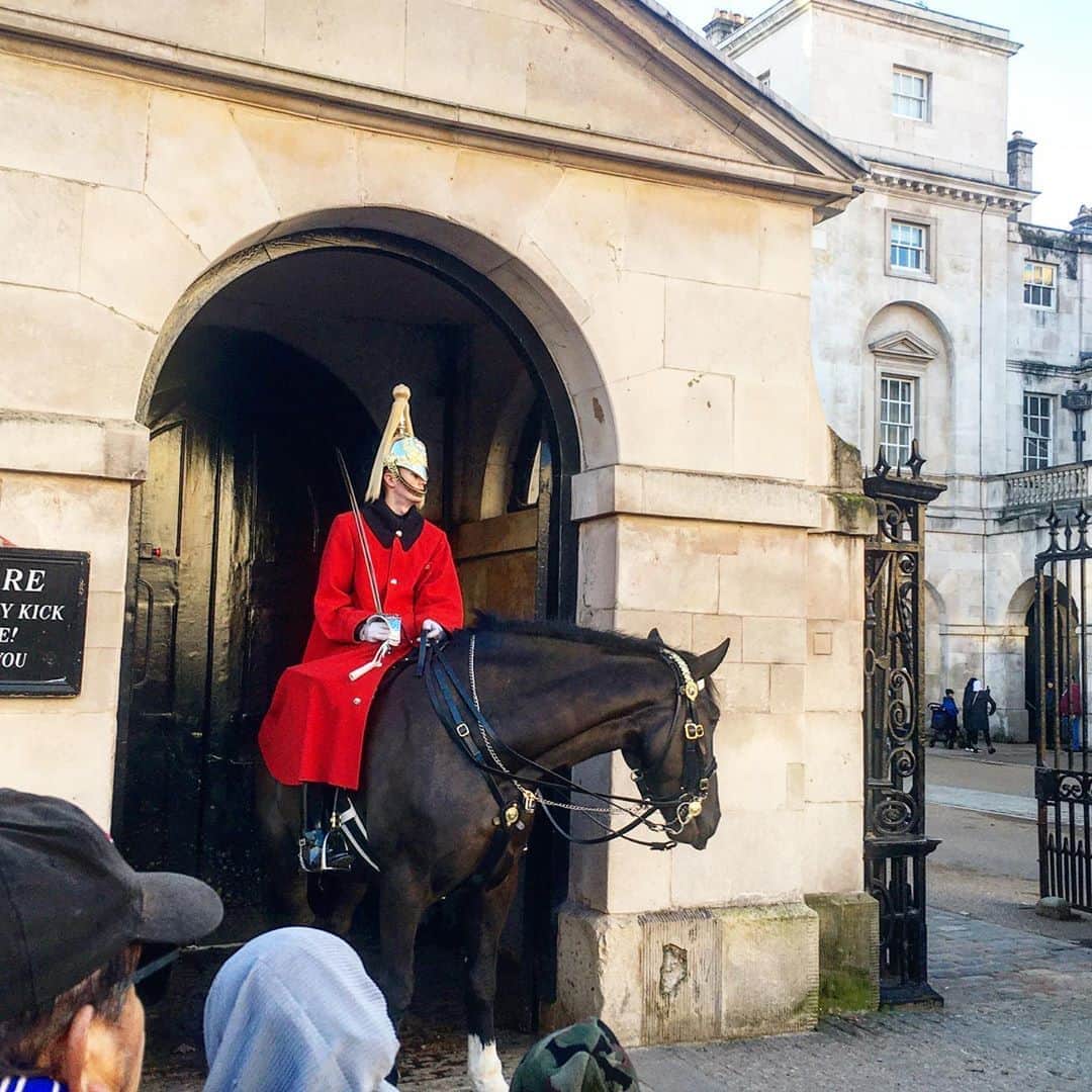 渡辺枝里子さんのインスタグラム写真 - (渡辺枝里子Instagram)「【Horse Guards🐎🇬🇧】  📍 Horse Guards Whitehall 　London SW1A 2AX England  ちょうど去年の今頃訪れた、近衛騎兵隊の司令部があるホースガーズ。 (英国首相官邸のすぐそば)  入り口では騎兵が警護していて、隣で写真を撮ることができるので記念に📷☺️✨💂‍♂️  5枚目　ホースガーズはパラディオ様式の建物。  この庭ではたまに映画の撮影なんかも行われていて、通行止めになっている様子を見かけます。  トラファルガー広場、ホースガーズ、首相官邸、ウェストミンスター 、国会議事堂(ビッグベン)  この一本道は歩くだけでイギリスの歴史が垣間見れるストリートです☺️  * * * * *  #london #londondiaries #londonlife #uk #londonphotography  #londonphoto  #horseguards  #ロンドン　#イギリス　#ロンドン日記　#ロンドンライフ　#海外生活 #海外　#ロンドンフォト #風景　#ロンドン写真 #ホースガーズ #渡辺枝里子」10月15日 5時50分 - eriko_watanabe_21
