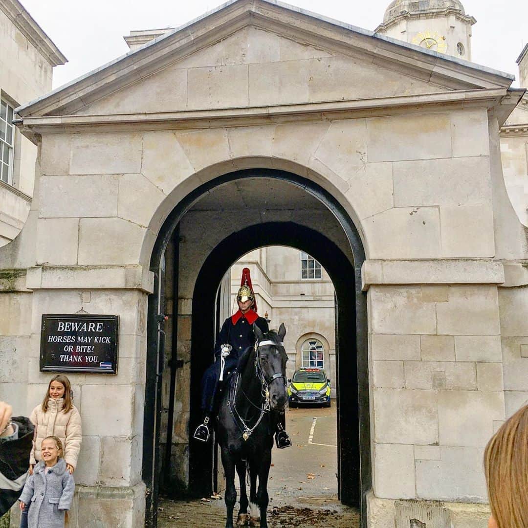 渡辺枝里子さんのインスタグラム写真 - (渡辺枝里子Instagram)「【Horse Guards🐎🇬🇧】  📍 Horse Guards Whitehall 　London SW1A 2AX England  ちょうど去年の今頃訪れた、近衛騎兵隊の司令部があるホースガーズ。 (英国首相官邸のすぐそば)  入り口では騎兵が警護していて、隣で写真を撮ることができるので記念に📷☺️✨💂‍♂️  5枚目　ホースガーズはパラディオ様式の建物。  この庭ではたまに映画の撮影なんかも行われていて、通行止めになっている様子を見かけます。  トラファルガー広場、ホースガーズ、首相官邸、ウェストミンスター 、国会議事堂(ビッグベン)  この一本道は歩くだけでイギリスの歴史が垣間見れるストリートです☺️  * * * * *  #london #londondiaries #londonlife #uk #londonphotography  #londonphoto  #horseguards  #ロンドン　#イギリス　#ロンドン日記　#ロンドンライフ　#海外生活 #海外　#ロンドンフォト #風景　#ロンドン写真 #ホースガーズ #渡辺枝里子」10月15日 5時50分 - eriko_watanabe_21