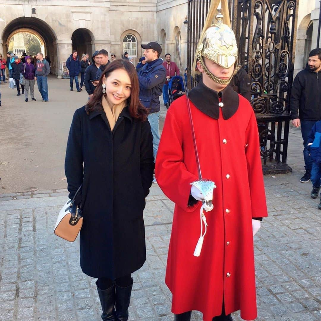 渡辺枝里子さんのインスタグラム写真 - (渡辺枝里子Instagram)「【Horse Guards🐎🇬🇧】  📍 Horse Guards Whitehall 　London SW1A 2AX England  ちょうど去年の今頃訪れた、近衛騎兵隊の司令部があるホースガーズ。 (英国首相官邸のすぐそば)  入り口では騎兵が警護していて、隣で写真を撮ることができるので記念に📷☺️✨💂‍♂️  5枚目　ホースガーズはパラディオ様式の建物。  この庭ではたまに映画の撮影なんかも行われていて、通行止めになっている様子を見かけます。  トラファルガー広場、ホースガーズ、首相官邸、ウェストミンスター 、国会議事堂(ビッグベン)  この一本道は歩くだけでイギリスの歴史が垣間見れるストリートです☺️  * * * * *  #london #londondiaries #londonlife #uk #londonphotography  #londonphoto  #horseguards  #ロンドン　#イギリス　#ロンドン日記　#ロンドンライフ　#海外生活 #海外　#ロンドンフォト #風景　#ロンドン写真 #ホースガーズ #渡辺枝里子」10月15日 5時50分 - eriko_watanabe_21