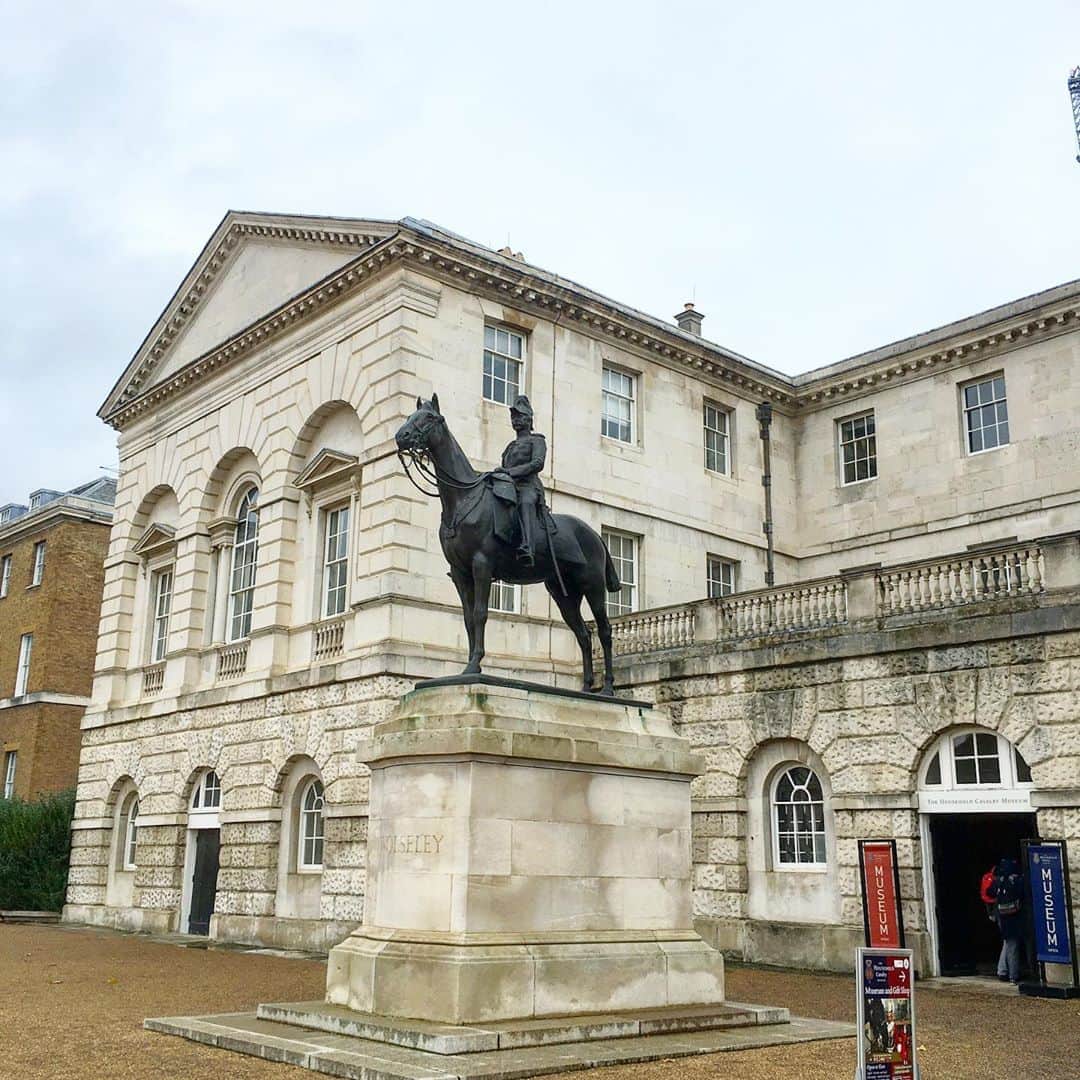 渡辺枝里子さんのインスタグラム写真 - (渡辺枝里子Instagram)「【Horse Guards🐎🇬🇧】  📍 Horse Guards Whitehall 　London SW1A 2AX England  ちょうど去年の今頃訪れた、近衛騎兵隊の司令部があるホースガーズ。 (英国首相官邸のすぐそば)  入り口では騎兵が警護していて、隣で写真を撮ることができるので記念に📷☺️✨💂‍♂️  5枚目　ホースガーズはパラディオ様式の建物。  この庭ではたまに映画の撮影なんかも行われていて、通行止めになっている様子を見かけます。  トラファルガー広場、ホースガーズ、首相官邸、ウェストミンスター 、国会議事堂(ビッグベン)  この一本道は歩くだけでイギリスの歴史が垣間見れるストリートです☺️  * * * * *  #london #londondiaries #londonlife #uk #londonphotography  #londonphoto  #horseguards  #ロンドン　#イギリス　#ロンドン日記　#ロンドンライフ　#海外生活 #海外　#ロンドンフォト #風景　#ロンドン写真 #ホースガーズ #渡辺枝里子」10月15日 5時50分 - eriko_watanabe_21