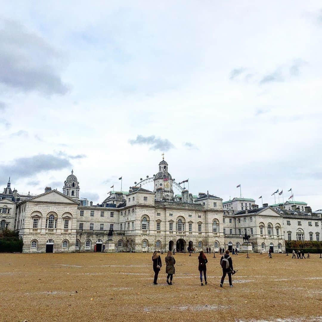 渡辺枝里子さんのインスタグラム写真 - (渡辺枝里子Instagram)「【Horse Guards🐎🇬🇧】  📍 Horse Guards Whitehall 　London SW1A 2AX England  ちょうど去年の今頃訪れた、近衛騎兵隊の司令部があるホースガーズ。 (英国首相官邸のすぐそば)  入り口では騎兵が警護していて、隣で写真を撮ることができるので記念に📷☺️✨💂‍♂️  5枚目　ホースガーズはパラディオ様式の建物。  この庭ではたまに映画の撮影なんかも行われていて、通行止めになっている様子を見かけます。  トラファルガー広場、ホースガーズ、首相官邸、ウェストミンスター 、国会議事堂(ビッグベン)  この一本道は歩くだけでイギリスの歴史が垣間見れるストリートです☺️  * * * * *  #london #londondiaries #londonlife #uk #londonphotography  #londonphoto  #horseguards  #ロンドン　#イギリス　#ロンドン日記　#ロンドンライフ　#海外生活 #海外　#ロンドンフォト #風景　#ロンドン写真 #ホースガーズ #渡辺枝里子」10月15日 5時50分 - eriko_watanabe_21