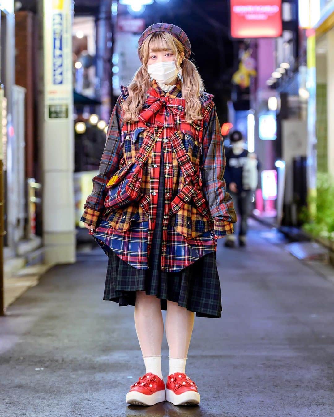 Harajuku Japanさんのインスタグラム写真 - (Harajuku JapanInstagram)「This week is Tokyo Fashion Week, and we're shooting street style again for Vogue! These are photos from the first batch we submitted to @VogueMagazine on Monday. Check the link in our Instagram bio to see all of the photos - updated daily - at Vogue USA. Fashion week events have been scaled back as a result of COVID-19 precautions, but there are several runway shows, and lots of exhibitions throughout the week. Thank you to everyone we're meeting and photographing on the street. If you're in one of these photos and not tagged, please send us a DM and we'll add your tag. More Tokyo Fashion Week snaps soon!」10月15日 5時54分 - tokyofashion