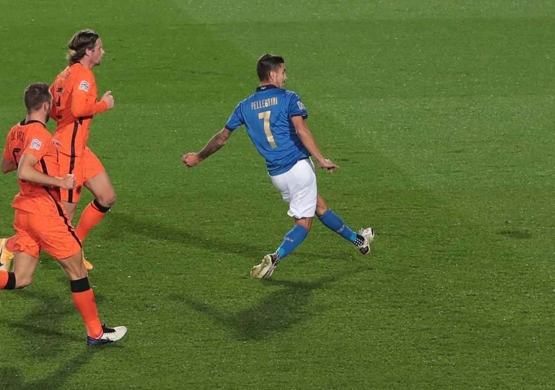 サッカーイタリア代表さんのインスタグラム写真 - (サッカーイタリア代表Instagram)「#Nazionale 🇮🇹 #NationsLeague: a #Bergamo botta e risposta tra #Pellegrini e Van de Beek Mentre la #Polonia batte la #Bosnia, finisce in parità la sfida con i #PaesiBassi e l’Italia perde il primato del girone . L'articolo 👉 www.figc.it . . #ItaliaPaesiBassi #ITANED #UNL #Azzurri #VivoAzzurro   #Azzurri 🇮🇹 #NationsLeague: Honours even in Bergamo. #Poland move to the top of the group after victory over #Bosnia.  Match report 👉 www.figc.it/en  #ITANED #VivoAzzurro」10月15日 5時59分 - azzurri